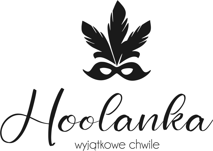 Logotyp marki "Hoolanka" w wersji czarno-białej. Na górze znajduje się czarna maska z piórami, poniżej czarny napis stylizowany na pismo ręczne "Hoolanka", a na samym dole dopisek "wyjątkowe chwile".