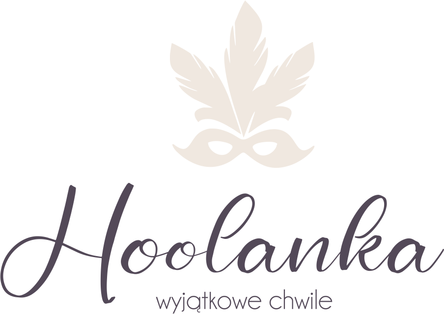 Logotyp marki "Hoolanka" składający się z jasnobeżowej maski z piórami u góry oraz ciemnofioletowego, ozdobnego napisu kursywą poniżej. Pod główną nazwą widnieje mniejszy napis "wyjątkowe chwile".
